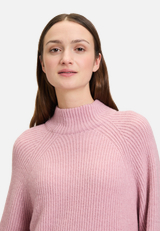 Grobstrick-Pullover mit hohem Kragen / Detailbild
