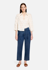 Oversize-Bluse mit Kragen / Modellfoto Vorderseite (Outfit)