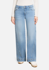 Stretch-Jeans mit Waschung / Modellfoto Vorderseite