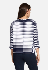 Sweatshirt mit Fledermausärmeln / Modellfoto Rückseite