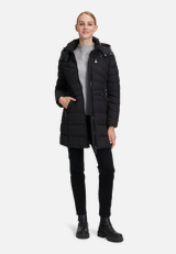 Steppmantel mit abnehmbarer Kapuze / Modellfoto Vorderseite (Outfit)