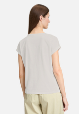 Printshirt mit Ärmelaufschlag / Modellfoto Rückseite