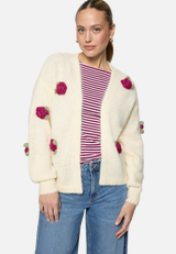 Strickjacke mit bunten 3D Blumen  / Modellfoto Vorderseite