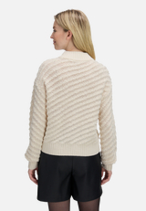 Strickpullover mit Struktur / Modellfoto Rückseite