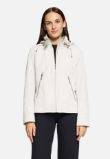 Sommerjacke mit abnehmbarer Kapuze / Modellfoto Vorderseite (Outfit)