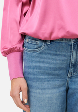 Satinbluse mit Strickbündchen / Detailbild