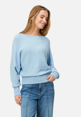 Strickpullover mit U-Boot Ausschnitt / Modellfoto Vorderseite