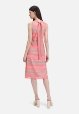 Midikleid mit Stehkragen / Modellfoto Rückseite
