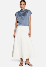 Satinbluse  gestreift mit Stehkragen  / Modellfoto Vorderseite (Outfit)