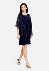 Cape im Glitzer-Look / Modellfoto Vorderseite (Outfit)