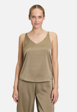 Satin-Bluse mit V-Ausschnitt / Modellfoto Vorderseite