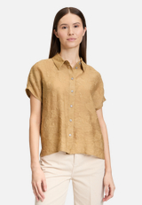 Oversize-Bluse mit überschnittenen Ärmeln / Modellfoto Vorderseite