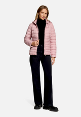 Steppjacke leicht mit abnehmbarer Kapuze / Modellfoto Vorderseite (Outfit)