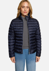 Steppjacke mit Stehkragen / Modellfoto Vorderseite