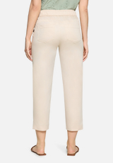 Casual-Hose mit elastischem Bund / Modellfoto Rückseite