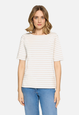 Ringelshirt mit U-Boot-Ausschnitt / Modellfoto Vorderseite