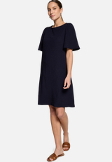 T-Shirt- Kleid  mit Rundhalsausschnitt  / Modellfoto Vorderseite