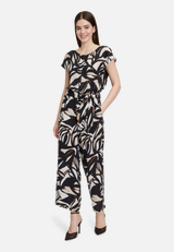 Jumpsuit mit U-Boot-Ausschnitt / Modellfoto Vorderseite