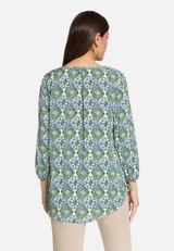 Casual-Bluse mit Muster / Modellfoto Rückseite