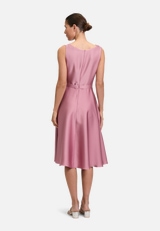 Cocktailkleid mit Wasserfallausschnitt / Modellfoto Rückseite
