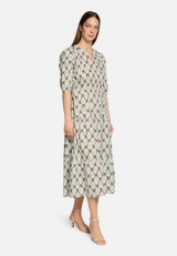 Casual-Kleid tailliert / Modellfoto Vorderseite (Outfit)
