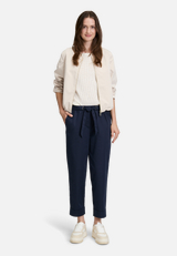 Casual-Hose mit elastischem Bund / Modellfoto Vorderseite (Outfit)
