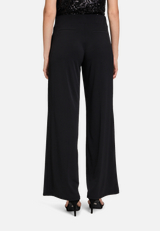 Schlupfhose mit weitem Bein / Modellfoto Rückseite
