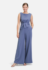 Jumpsuit mit weitem Bein / Modellfoto Vorderseite
