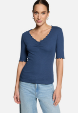 T-Shirt mit gerafftem Ausschnitt / Modellfoto Vorderseite