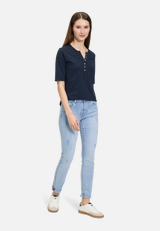Slim Fit Jeans  mit Stretch Anteil Style Sunny  / Modellfoto Vorderseite (Outfit)