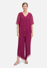 Jumpsuit mit Stufen / Modellfoto Vorderseite