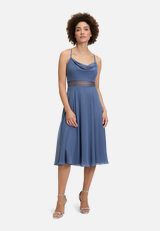 Cocktailkleid mit Wasserfallausschnitt / Modellfoto Vorderseite