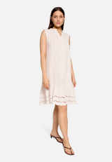 Casual-Kleid mit Stickerei / Modellfoto Vorderseite (Outfit)