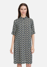 Hemdblusenkleid mit Aufdruck / Modellfoto Vorderseite