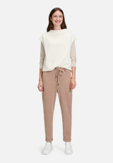 Casual-Hose mit Struktur / Modellfoto Vorderseite (Outfit)