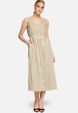 Midikleid  tailliert mit Streifen  / Modellfoto Vorderseite (Outfit)