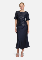 Pailletten-Bluse mit Flügelärmeln / Modellfoto Vorderseite (Outfit)