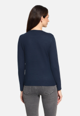 Basic-Strickpullover mit Rundhalsausschnitt / Modellfoto Rückseite