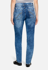 Boyfriend-Hose mit Nieten / Modellfoto Rückseite