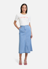 Jeansrock mit offenem Saum / Modellfoto Vorderseite (Outfit)