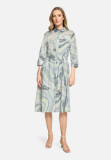 Hemdblusenkleid mit Taschen / Modellfoto Vorderseite
