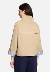 Casual-Jacke mit aufgesetzten Taschen / Modellfoto Rückseite