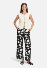 Schlupfhose mit Print / Modellfoto Vorderseite (Outfit)