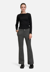 Stoffhose mit Bügelfalte / Modellfoto Vorderseite (Outfit)