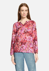 Blusenshirt mit Raffung / Modellfoto Vorderseite