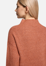 Strickkleid mit Stehkragen / Detailbild