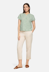 Casual-Hose mit elastischem Bund / Modellfoto Vorderseite (Outfit)
