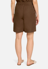 Musselin-Shorts mit elastischem Bund  / Modellfoto Rückseite