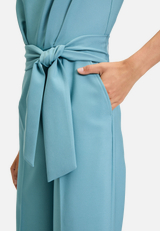 Jumpsuit mit Eingrifftaschen / Modellfoto Vorderseite (Outfit)