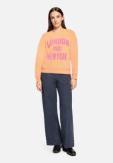 Sweatshirt mit Rippbündchen / Modellfoto Vorderseite (Outfit)